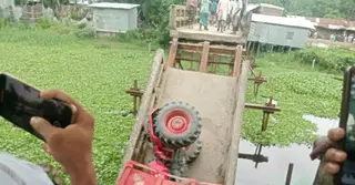 লালমোহনে ব্রিজ ভেঙে মালবাহী ট্রাক খাদে পড়ে নিহত চালক, আহত ১